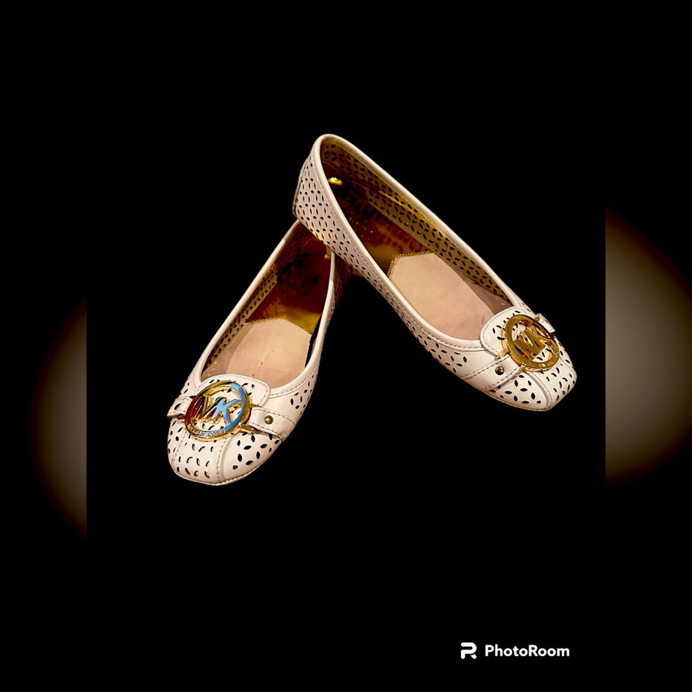 UEC-Women’s Michael Kors White Fulton ballet slipper in size 6.